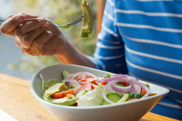 Bir salata sahip kadın kıdemli — Stok fotoğraf