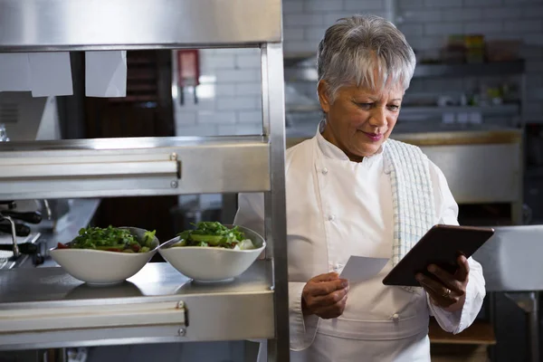 Жіночий кухар тримає цифровий планшет — стокове фото