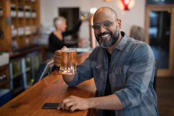 Homme prenant un verre de bière au bar — Photo