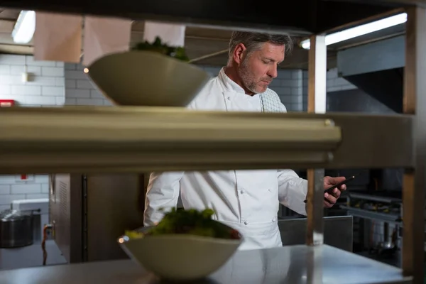 Chef masculino usando teléfono móvil —  Fotos de Stock