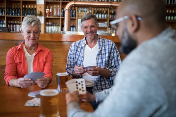 Amici che giocano a carte — Foto Stock