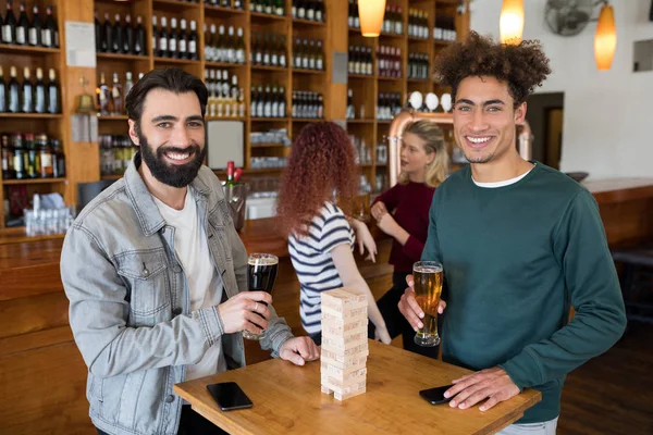 Twee vrienden hebben glas bier — Stockfoto
