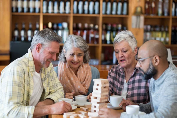 Jenga oyunu oynarken arkadaşlar — Stok fotoğraf