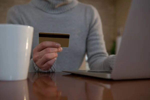 Vrouw doet online winkelen — Stockfoto