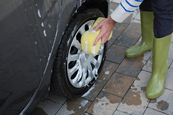Autoservice-Mitarbeiter waschen Auto mit Schwamm — Stockfoto