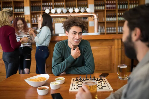 Hommes jouant aux échecs tout en ayant du verre — Photo