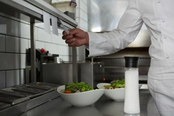 Mannelijke chef-kok leesvolgorde in de keuken — Stockfoto