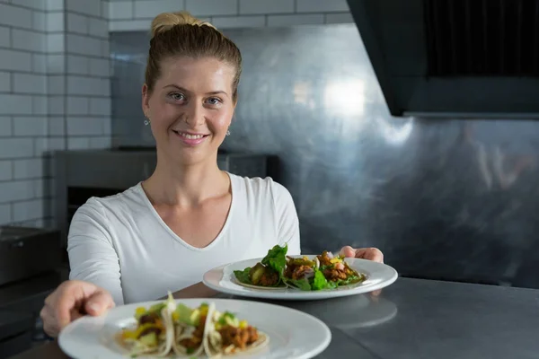 Chef mujer sosteniendo plato de comida —  Fotos de Stock