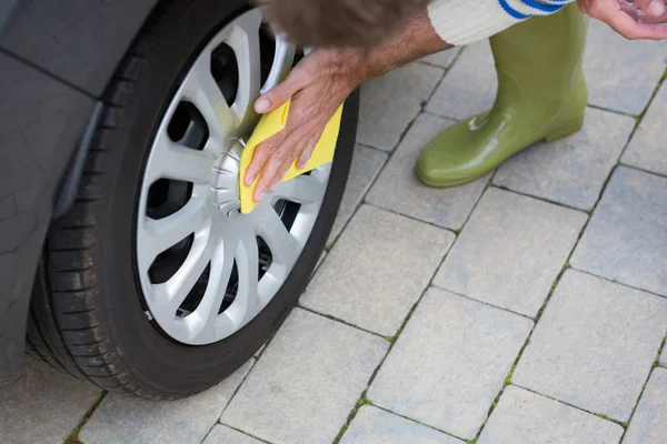 Pessoal de serviço automático limpando um pneu — Fotografia de Stock