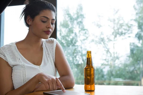 Mujer usando tableta digital — Foto de Stock