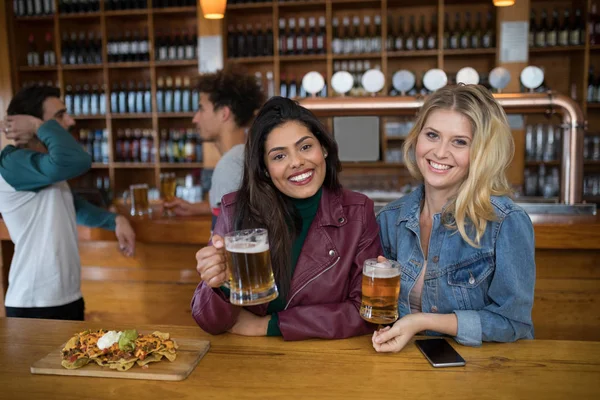 Freundinnen trinken Bier in Bar — Stockfoto