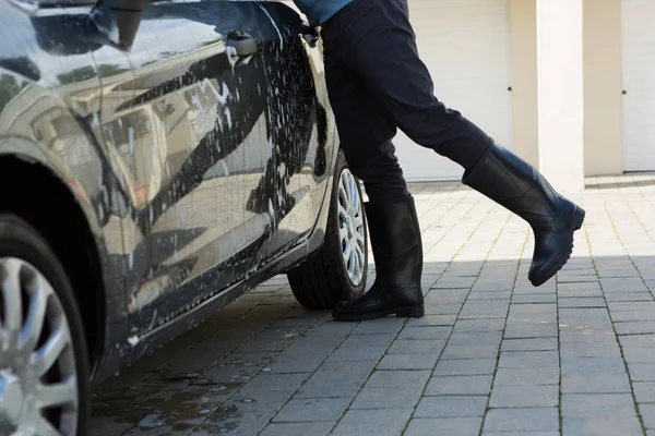 Autoservice-Mitarbeiter waschen ein Auto — Stockfoto