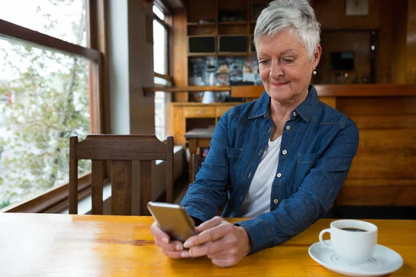 Mujer mayor usando teléfono móvil — Foto de Stock