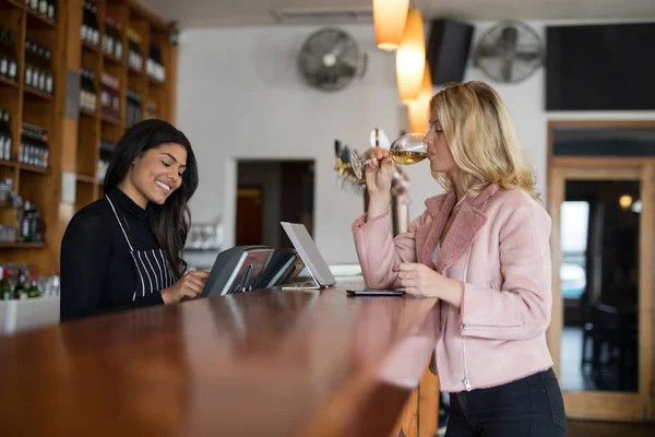 Waitress standing at counter — Stock Photo, Image