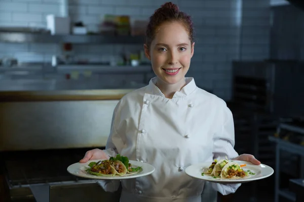 Жіночий шеф-кухар тримає харчову тарілку — стокове фото