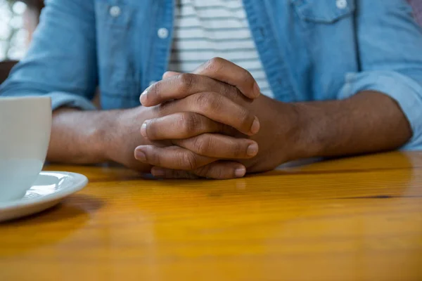 Man zit in café — Stockfoto