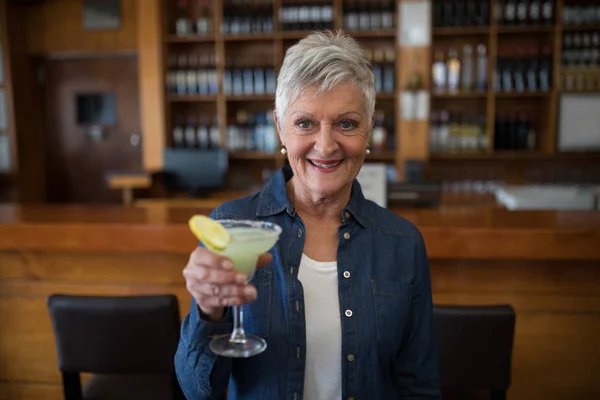 Mujer mayor tomando una copa de cóctel — Foto de Stock