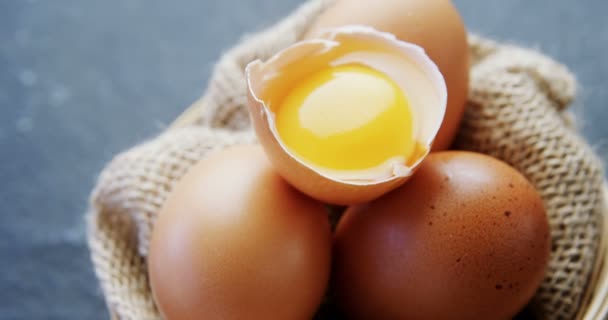 Fonott tál tojás — Stock videók