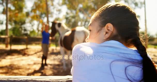 Menina acenando a mão para sua mãe no rancho — Vídeo de Stock