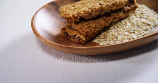 Granola bar y avena en tazón — Vídeos de Stock