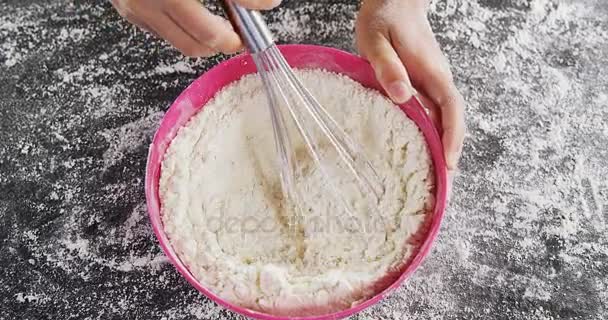在碗里搅拌面粉的女人 — 图库视频影像