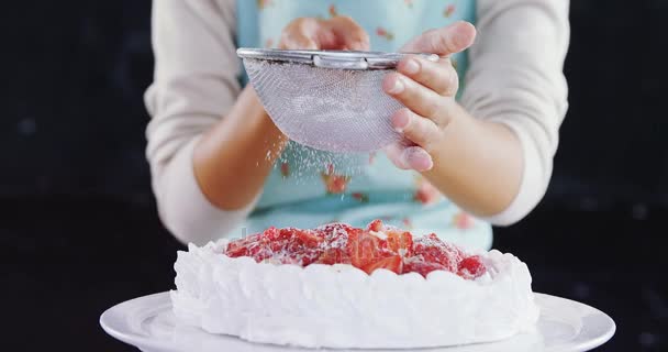 Mulher que gela açúcar em pó na torta — Vídeo de Stock