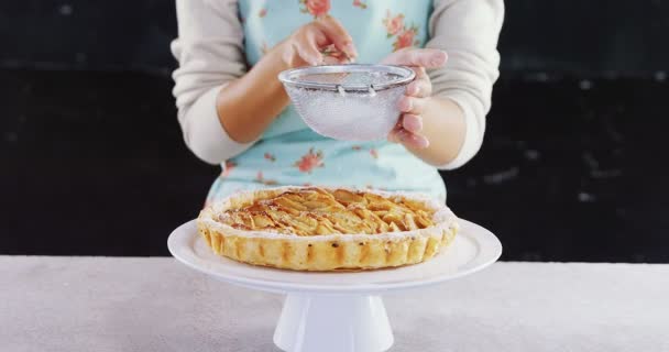 Poudre de sucre glace femme sur tarte aux pommes — Video