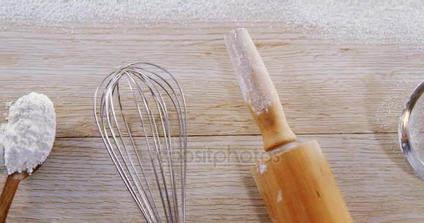 Utensílios de cozinha e farinha em mesa de madeira — Vídeo de Stock