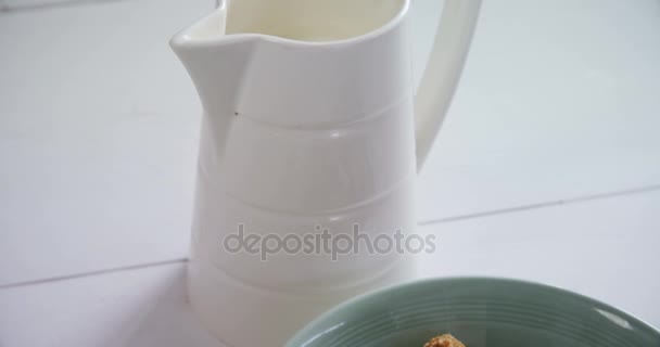 Зерновые в миске для завтрака с молоком — стоковое видео