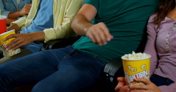 Pareja viendo película en el teatro — Vídeos de Stock