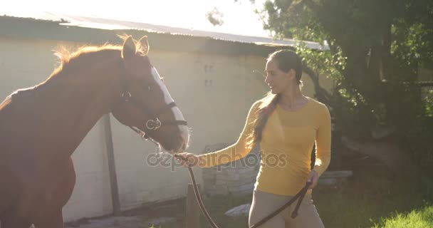 Femme marchant avec le cheval dans le ranch — Video