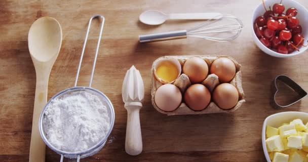 Vari ingredienti ed elettrodomestici da cucina — Video Stock