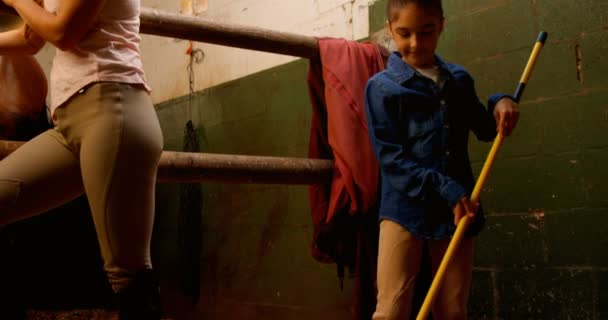 Madre e hija limpiando establo — Vídeo de stock