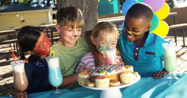 子供の遊び場に甘い食べ物や飲み物を持っていること — ストック動画