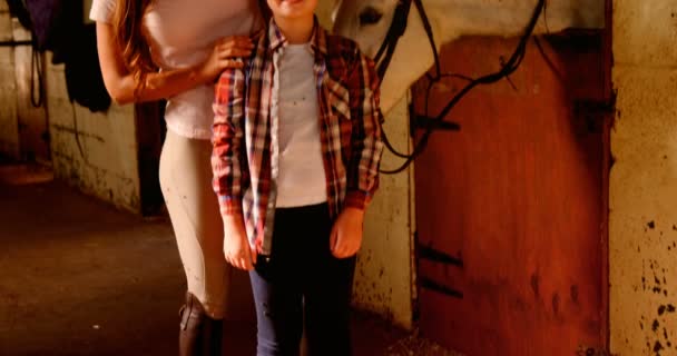 Madre e hija de pie con el caballo 4k — Vídeos de Stock
