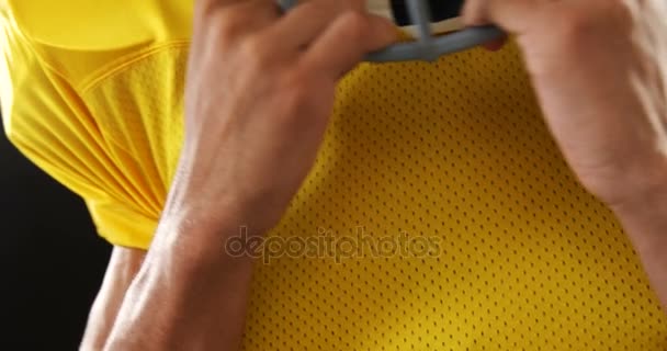 美国橄榄球运动员用顶头齿轮 — 图库视频影像