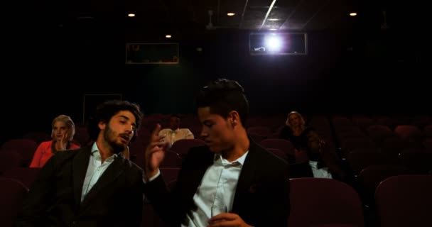 La gente se aburre mientras ve la película — Vídeos de Stock