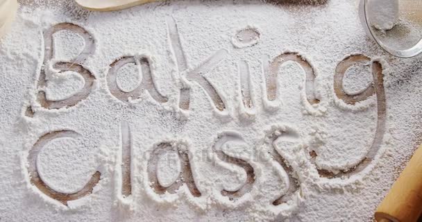 Ordet bakning klass skriven på beströdda mjöl — Stockvideo