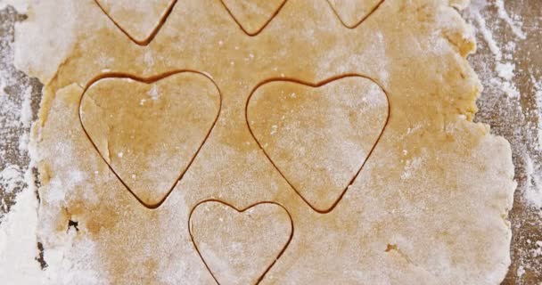Rå kakdeg med hjärtat formade cookie cutter — Stockvideo