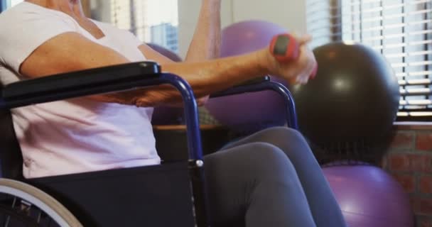 Senior vrouw trainen met halters 4k — Stockvideo