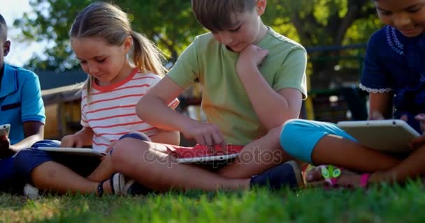 Niños usando tableta digital en el patio de recreo — Vídeo de stock