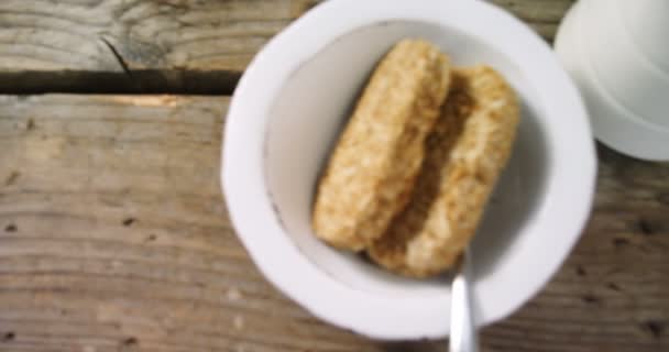 Muesli bar in kom met Melkkannetje — Stockvideo