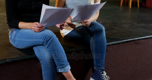 Acteurs bespreken hun scripts op het podium — Stockvideo