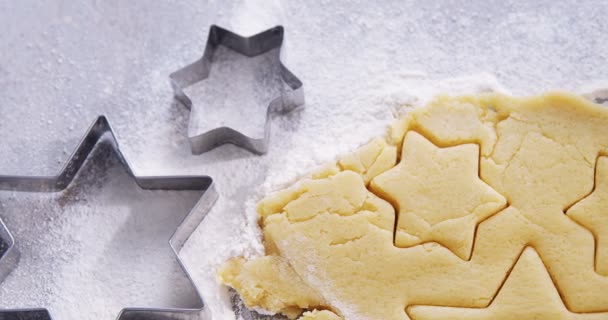 Masa de galletas crudas con forma de estrella y cortador — Vídeo de stock