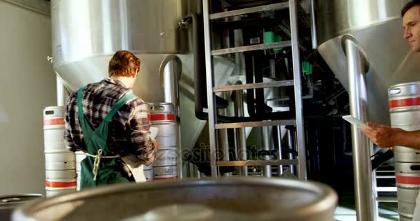 Dwa brewers utrzymanie rekord na cyfrowy tablicowy — Wideo stockowe