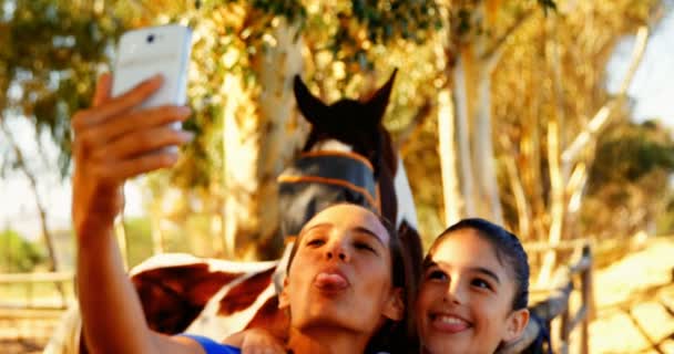 Madre e hija tomando selfie desde el teléfono móvil — Vídeos de Stock