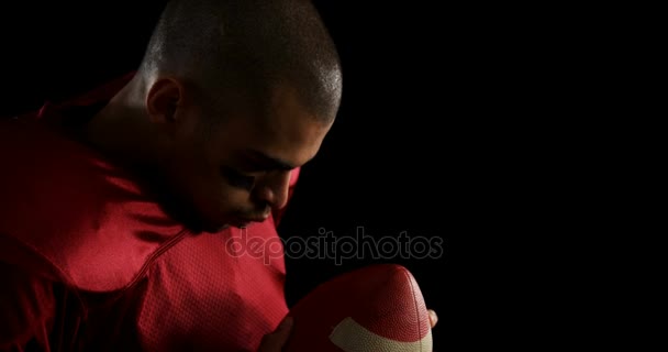 Joueur de football américain tenant un ballon — Video