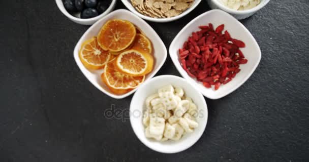 Schüssel mit getrockneten Orangenscheiben, Blaubeeren — Stockvideo