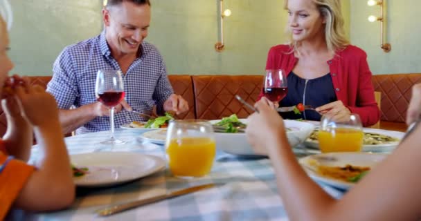 Семья обедает вместе в ресторане — стоковое видео