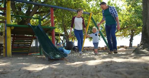 Familie wandelen in de speeltuin — Stockvideo